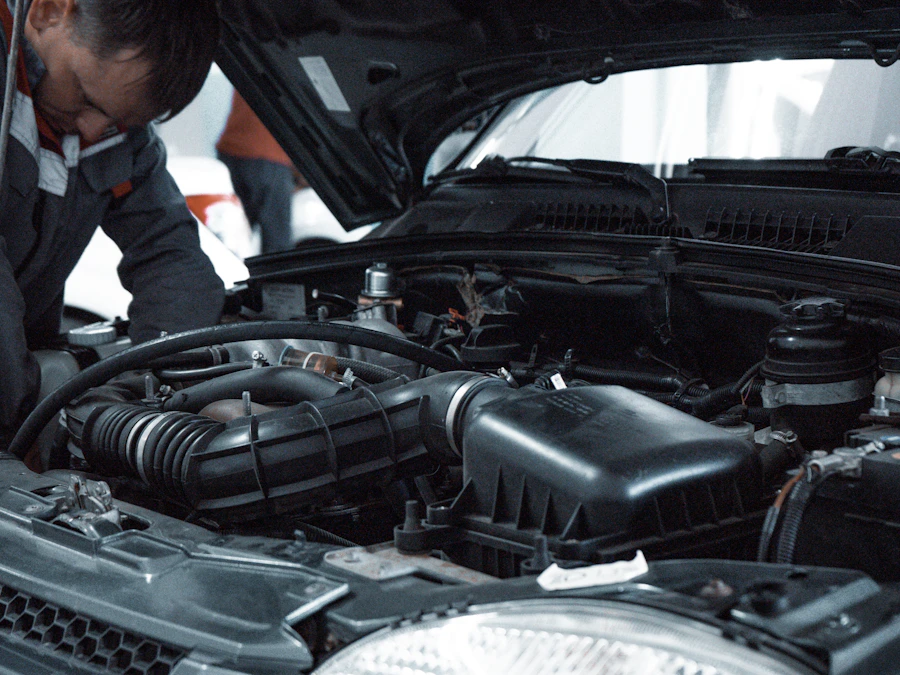 Mechaniker prüft Fahrzeugmotor in der Werkstatt