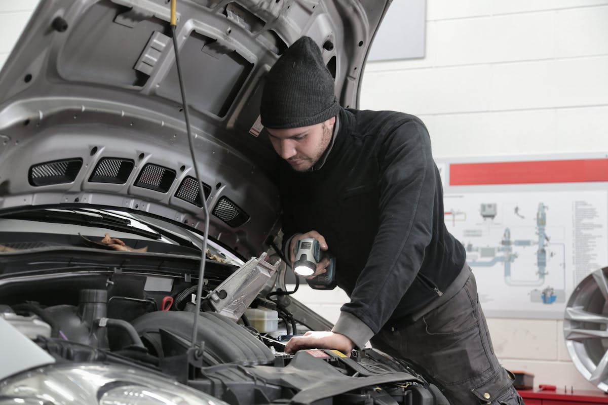 Wartungsarbeiten an einem Pkw in der KFZ-Werkstatt