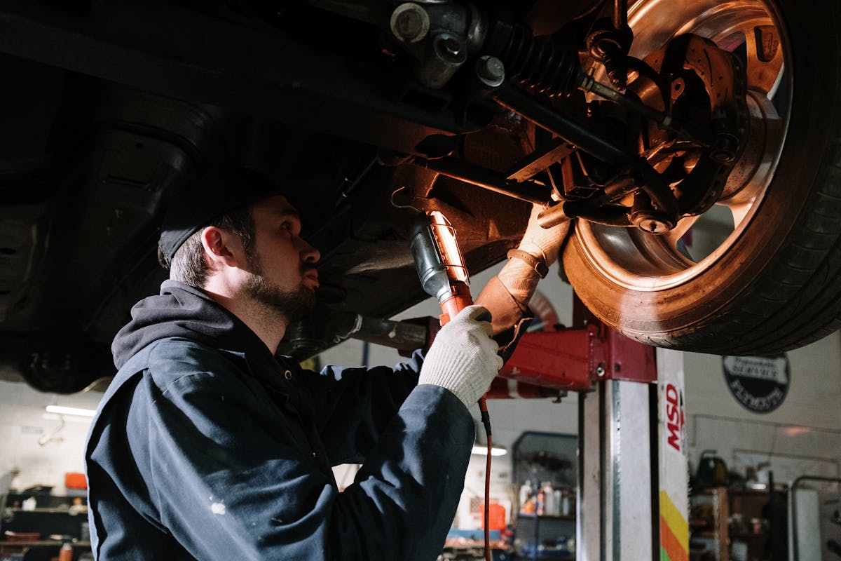 Team bei der professionellen Fahrzeugbetreuung in der Werkstatt